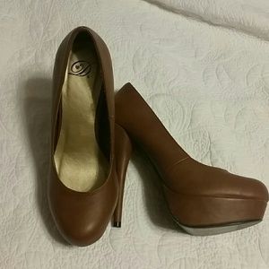 D Tan Platform pumps