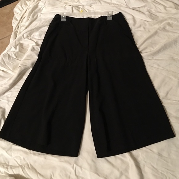 🚫SOLD🚫 Qty 2 Capri pants - Picture 2 of 3