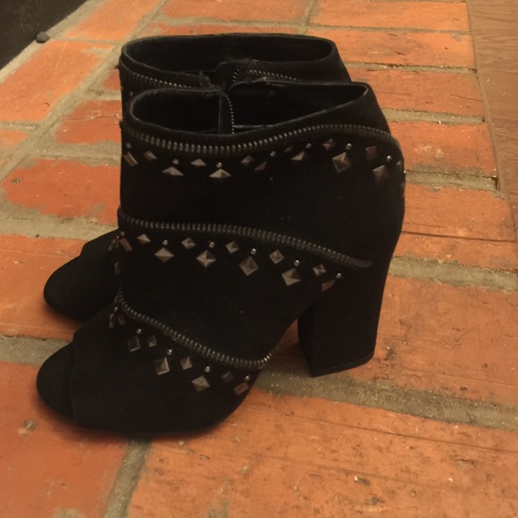 Jessica Simpson peep toe heals