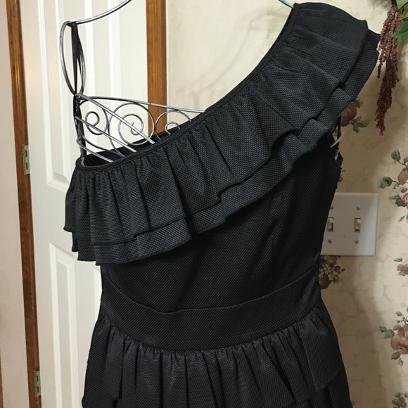 Black one shoulder cocktail - Picture 2 of 4