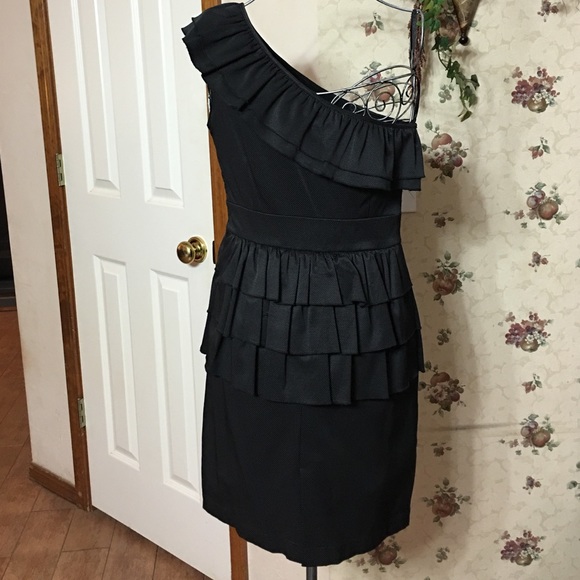 Black one shoulder cocktail - Picture 3 of 4