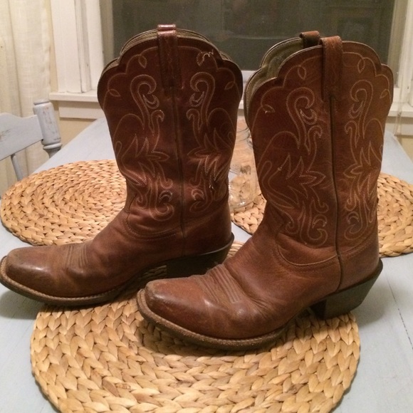 Size 9.5 Ariat cowboy boots