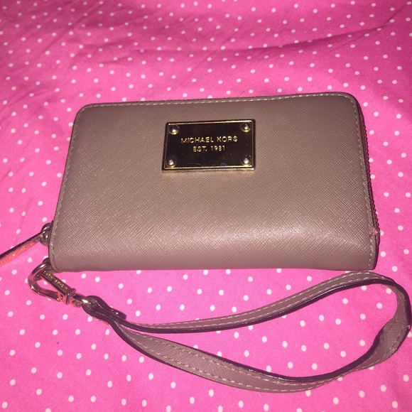 Michael Kors Wristlet ✨