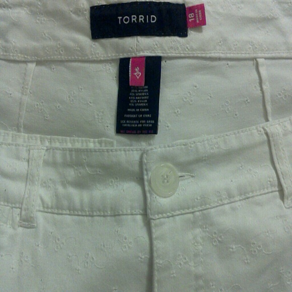 Torrid white eyelet lace shorts New - Picture 3 of 3
