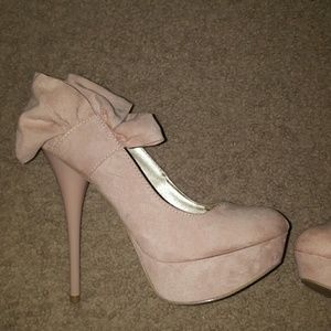 Cute bow heels- SOLD!