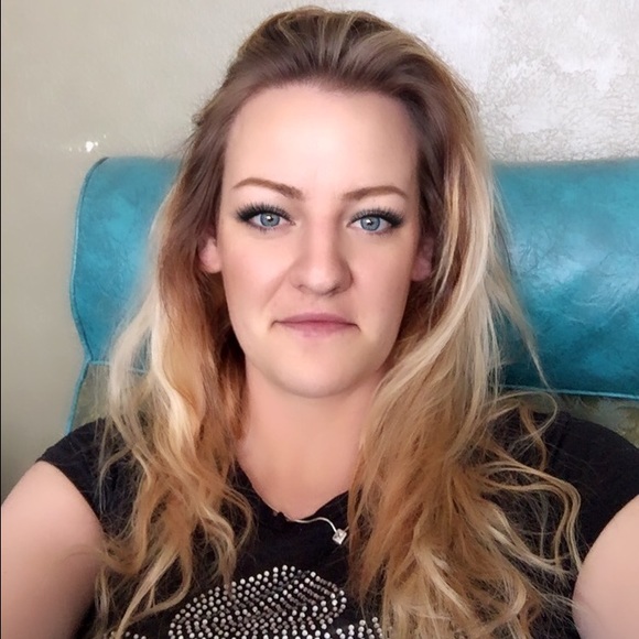 Meet your Posher, Natalie - Picture 2 of 3