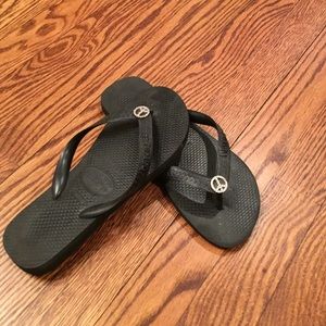 Black peace sign Havaianas in great condition!