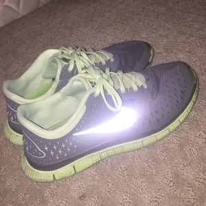 Size 9 Nike 4.0 running shoes!!