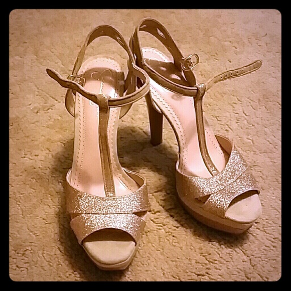 Sexy Jessica Simpson gold heels - Picture 2 of 4