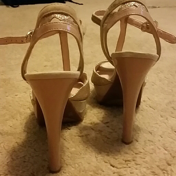 Sexy Jessica Simpson gold heels - Picture 3 of 4