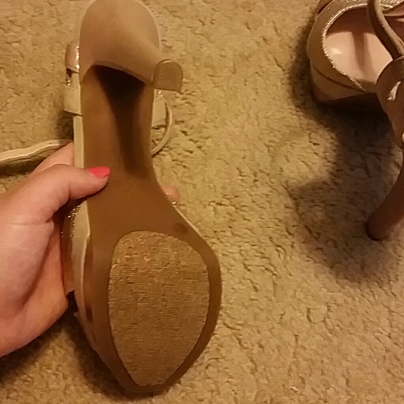 Sexy Jessica Simpson gold heels - Picture 4 of 4