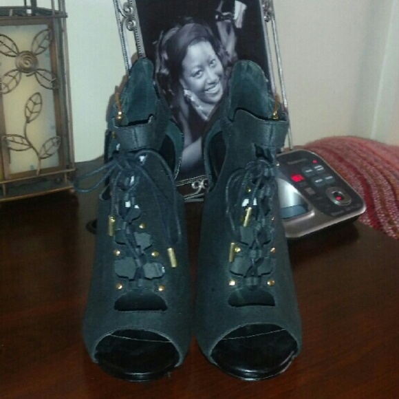 PRICE DROP!! Super cute! Steve Madden heels! - Picture 2 of 4