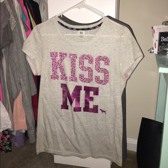 SUPER CUTER VINTAGE "Kiss Me" 💋 VS Pink Tee