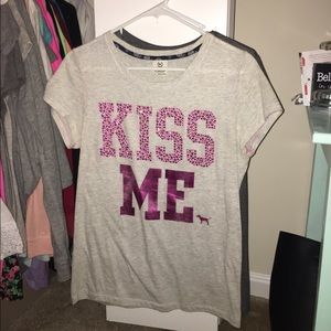 SUPER CUTER VINTAGE "Kiss Me" 💋 VS Pink Tee