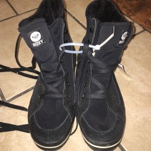 Black Roxy boots GREAT FOR COLD WEATHER