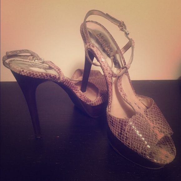 Grey Python pumps