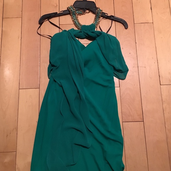 Very classy green dress with beautiful necklace 💚