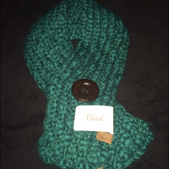 NWT Chunky Emerald Green Fossil Scarf with Button