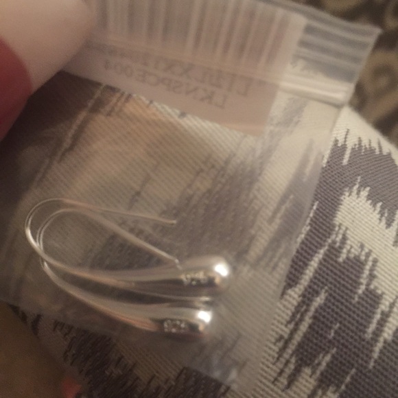 Rain Drop Silver Tone Jewelry Set.  4 Pieces - Picture 4 of 4