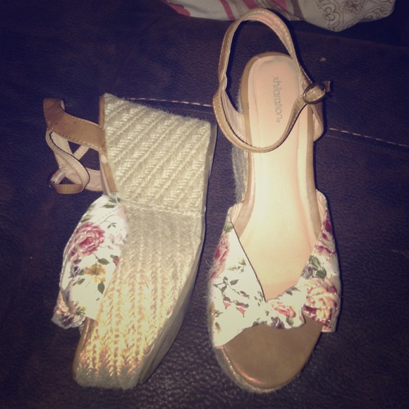 Floral wedges! 😍🌺🌸