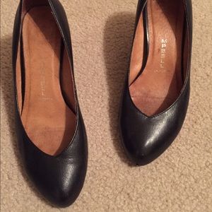 Jeffrey Campbell kitten black leather heel!