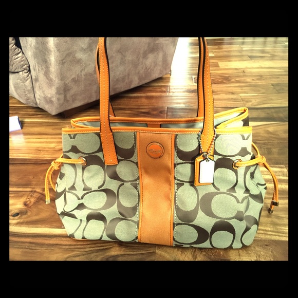 NEW WITH TAGS Authentic Coach signature canvas bag - Picture 1 of 4