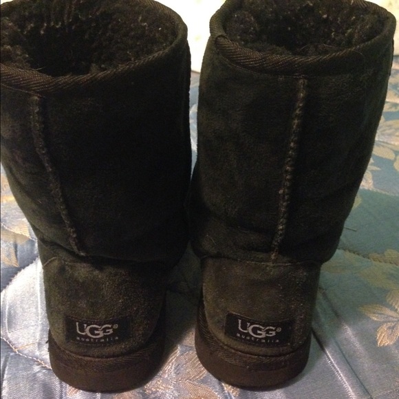 Short classic black Uggs