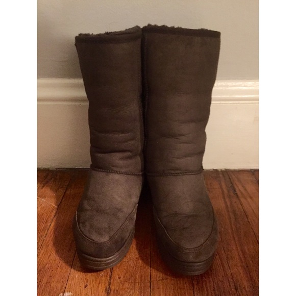 UGG Boots - Picture 1 of 3