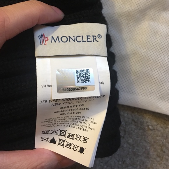 Black MONCLER POM POM BEANIE - Picture 4 of 4