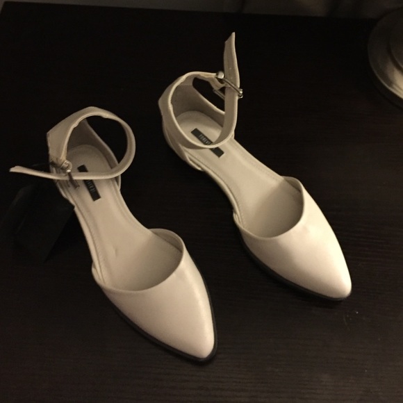 Light grey almost white pointed flats