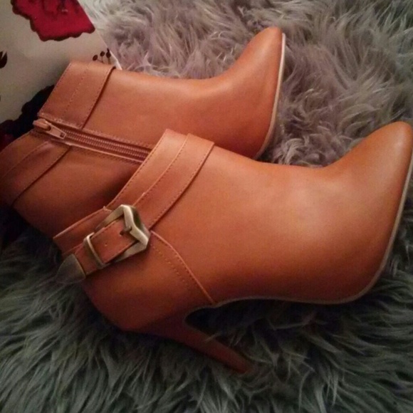 (NEW) Tan Bootie Heel