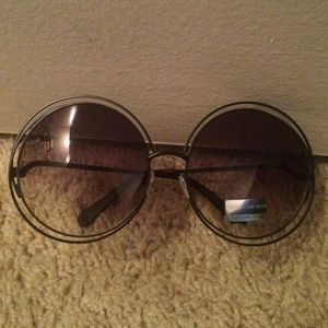 Black round sunglasses