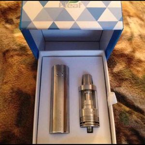 Just 2 Vapee starter kit!!! Comes with everything.