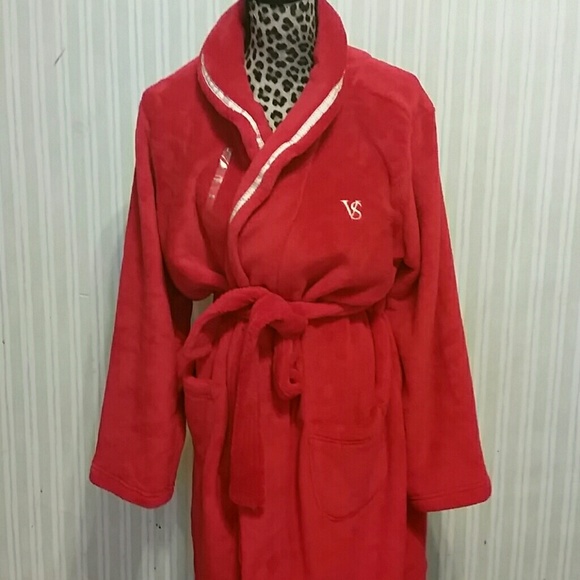 NWT VS ROBE - Picture 1 of 3