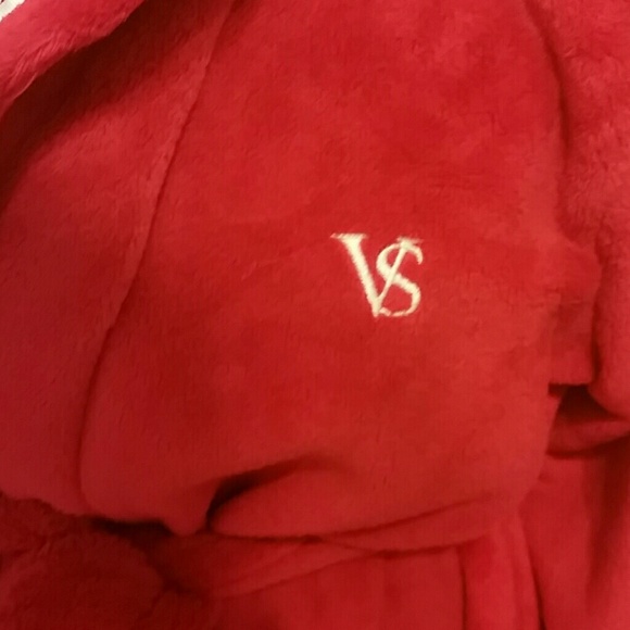 NWT VS ROBE - Picture 2 of 3