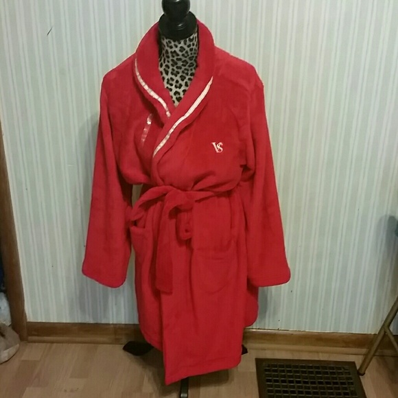 NWT VS ROBE - Picture 3 of 3