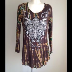 ⭕️SOLD⭕️Vocal tie-dye tunic w/crystal fleur-de-lis