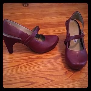 NWOT TSUBO Comfort platform heels sz 9
