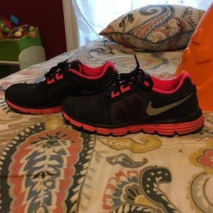 Nike tennis shoes black & pink