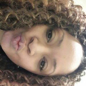 Meet your Posher, Latisha