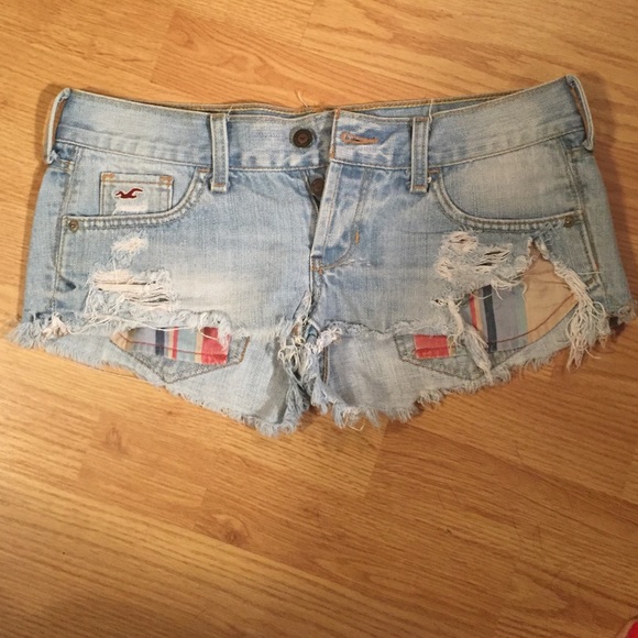 Daisy Dukes! Colorful pockets and low rise. Size 1 - Picture 1 of 3