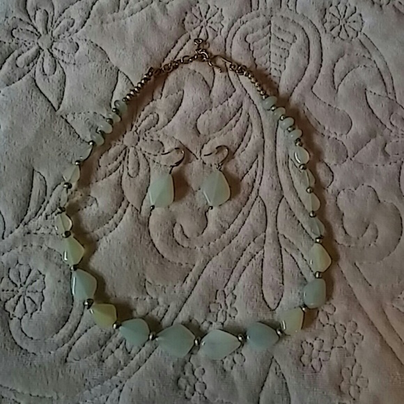 Jade necklace and earing set - Picture 1 of 2