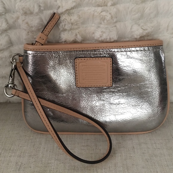 ❤️Fantastic Coach Silver Wristlet💋