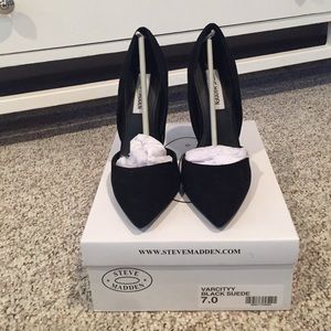 Steve Madden black varcityy suede pump
