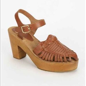 IN SEARCH OF THESE Ecote weaved wooden platform