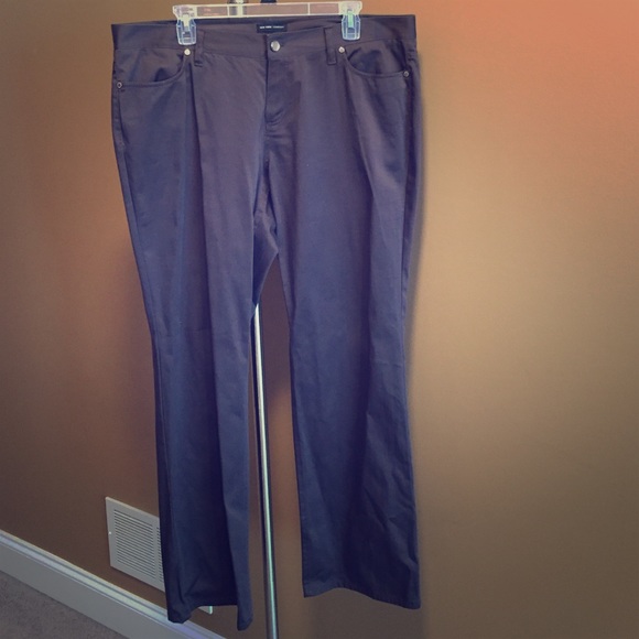 NY&C chocolate pant. Never worn.