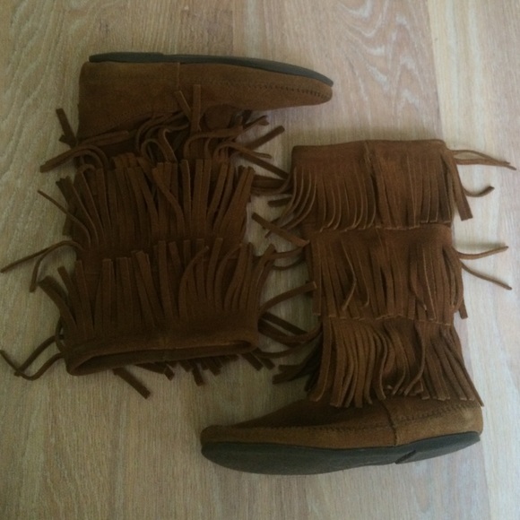 Minnetonka three fringe boots