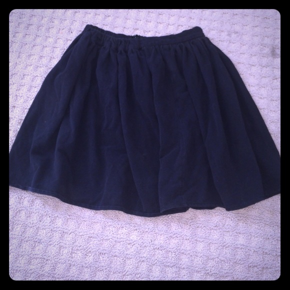 Pleaded black skirt