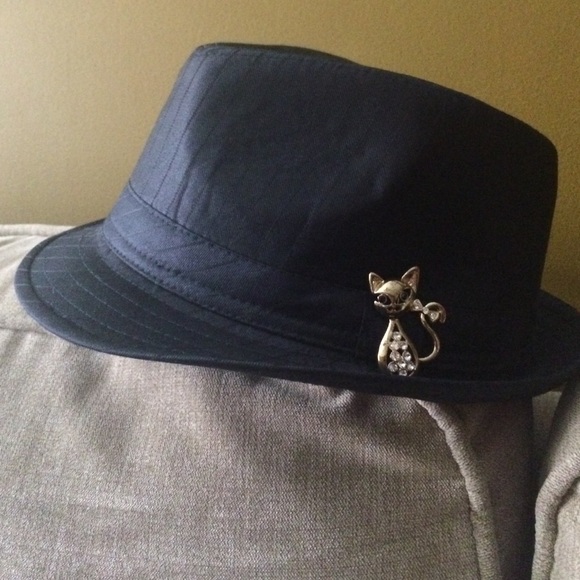 Fedora with a kitten pin. - Picture 1 of 1