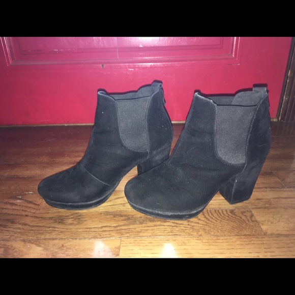 Black booties with chunky heel and elastic side